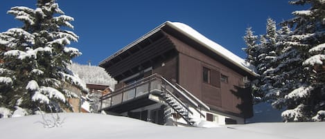 Voici le Terrier d'Icare, notre chalet douillet situé à quelques pas des pistes!