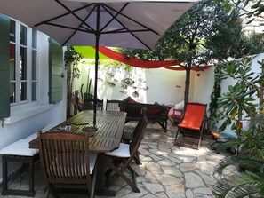 terrasse côté Est avec salon 