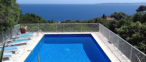 Vue plein Sud sur la piscine et la mer