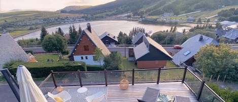 Vue sur le lac des Hermines depuis le chalet.