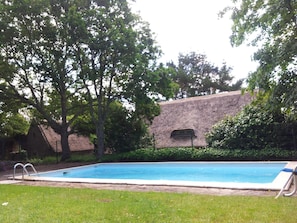 La plage de la piscine vu de l'arrière de la maison.