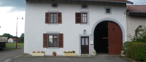 Façade de la maison avec parking si besoins