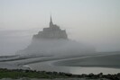 le Mont Saint Michel sort de son écrain de brume