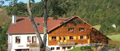 Gîtes dans la partie chalet. Côté chambres 
Nord Est