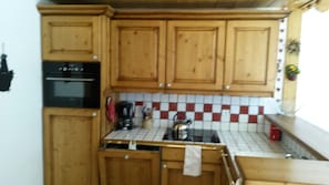 cuisine équipée (frigo, four/micro-ondes, plaque de cuisson, hotte, lave-vaissel