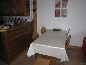 Coin repas avec table 6 personnes et 8 avec rallonge intégrée.