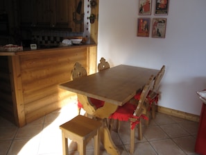 Coin repas. Table 6 ou 8 personnes avec rallonge intégrée