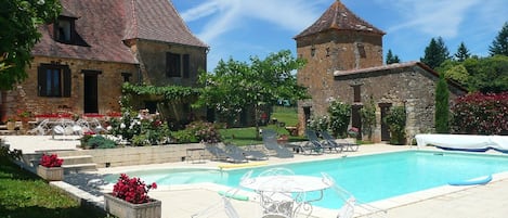 Vue générale de la maison et piscine