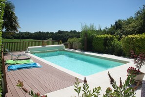 Vue piscine depuis terrasse dépendance