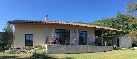 Maison indépendante,Terrasse couverte et découverte.
Mur en pierre de pays. 
