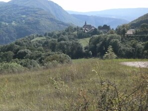 Arrivée depuis la Départementale D53, vue sur le hameau de Lacoux