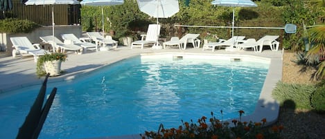 La piscine traité au sel
10,00 m x 4,50 m, petit bain 0,70 m, grand bain 2,00 m