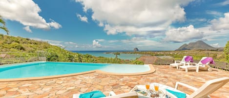 Piscine à débordement. Vue panoramique sur la mer des caraïbes et le Rocher.