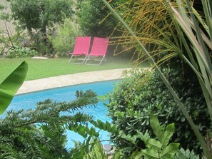 Piscine pelouse et jardin arboré.