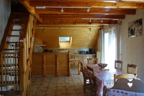 coin repas et cuisine aménagée