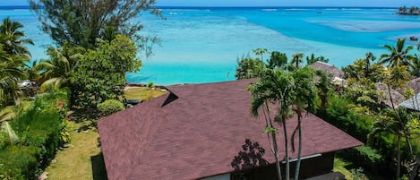 La villa vue du ciel depuis le jardin .