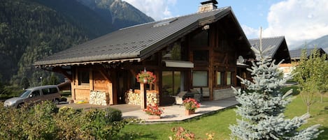 Le chalet avec sa Terrasse Sud Ouest en été.