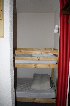 La chambre avec les 2 lits superposés.