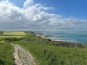 Au pied des chemins de randonnée: le long des falaises, vers Audreselles