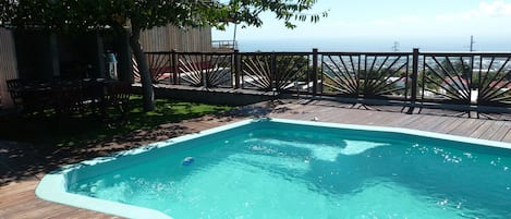 Piscine avec vue sur mer