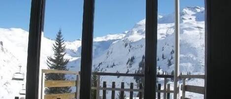 coin repas avec vu sur les montagnes