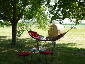 Espace de détente à coté du gîte . 