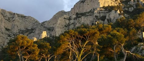 massif de Marseilleveyre vu de la rue au soleil couchant