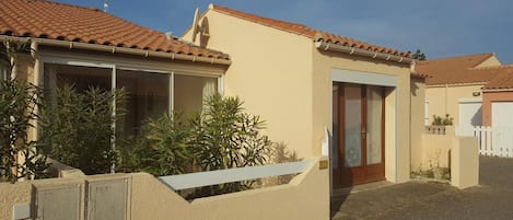 Terrasse côté salle-à-manger et chambre