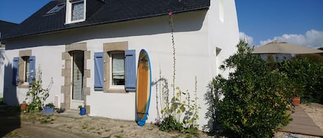 Maison et terrasse latérale