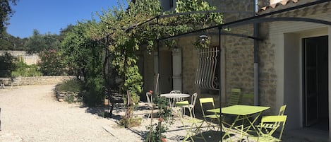 La terrasse plein sud avec au fond à gauche la piscine.