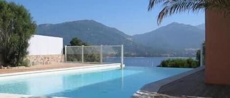 vue panoramique prise de la piscine et identique à celle des terrasses