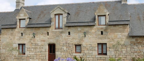 La facade de pierres de taille, plein sud