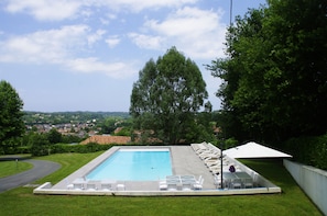 Vue de la piscine dominant le parc vers le centred'Ascain et son église 