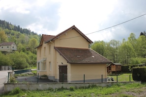 maison  clôturée avec jardin et accès a la rivière  par portillon sécurisé.