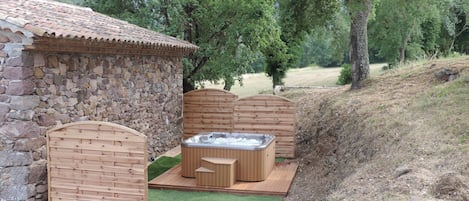 Outdoor spa tub