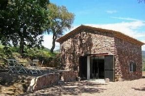 Repas au jardin à l'ombre du grand chêne.