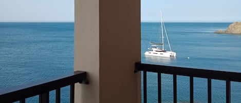 un balcon au dessus de la mer, magnifique à perte de vue