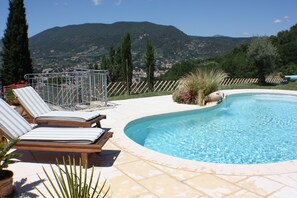 Vue sur la vallée depuis la piscine