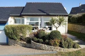 House, view of the lane