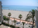 La plage de sable fin est face à l'appartement (vue depuis le balcon)