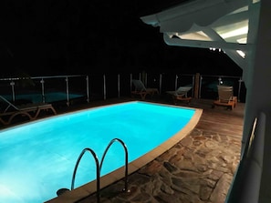 piscine la nuit