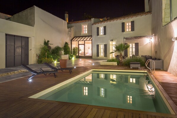 La maison de nuit, à l'étage 3 des 4 chambres avec vue sur la cour