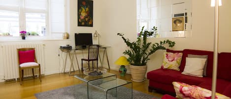 DĂ©s lâentrĂ©e dans lâappartement, un vaste salon de 25m2