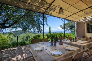 La terrasse permet de manger facilement jusqu'à 10 personnes. 