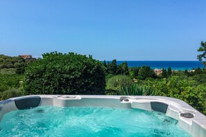 Bañera de hidromasaje al aire libre