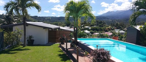 vue d'ensemble piscine maison et la vue de la soufrière en arrière plan