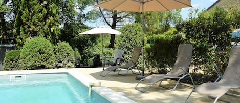 piscine de la bergerie sécurisée, terrasse et jardin clos