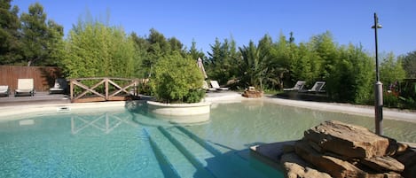 La Piscine du Mas des Bouteillans, une plage idéale pour les petits ...et les gr