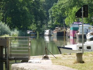 Les bateaux sont amarrés le long de la berge.
