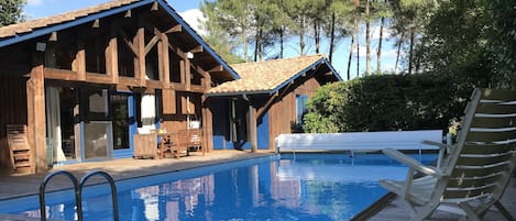 Piscine privative + vue de la maison 